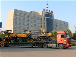 沃爾華集團(tuán)4臺輪式挖掘機(jī)裝車俄羅斯